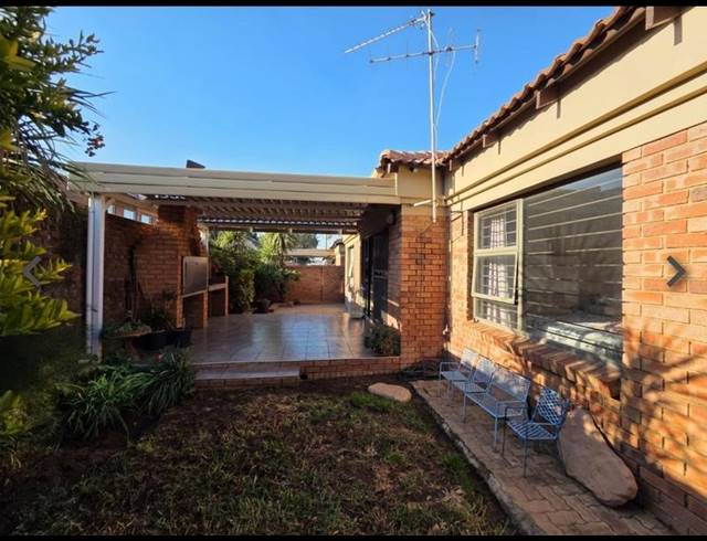 3 BEDROOM TOWNHOUSE FOR SALE IN NEWMARKET